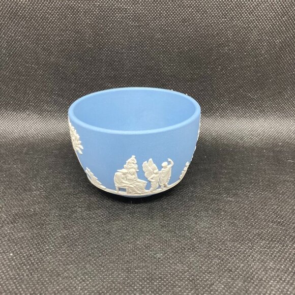 VINTAGE Wedgwood Jasperware blue and white open mini sugar bowl - Picture 1 of 2